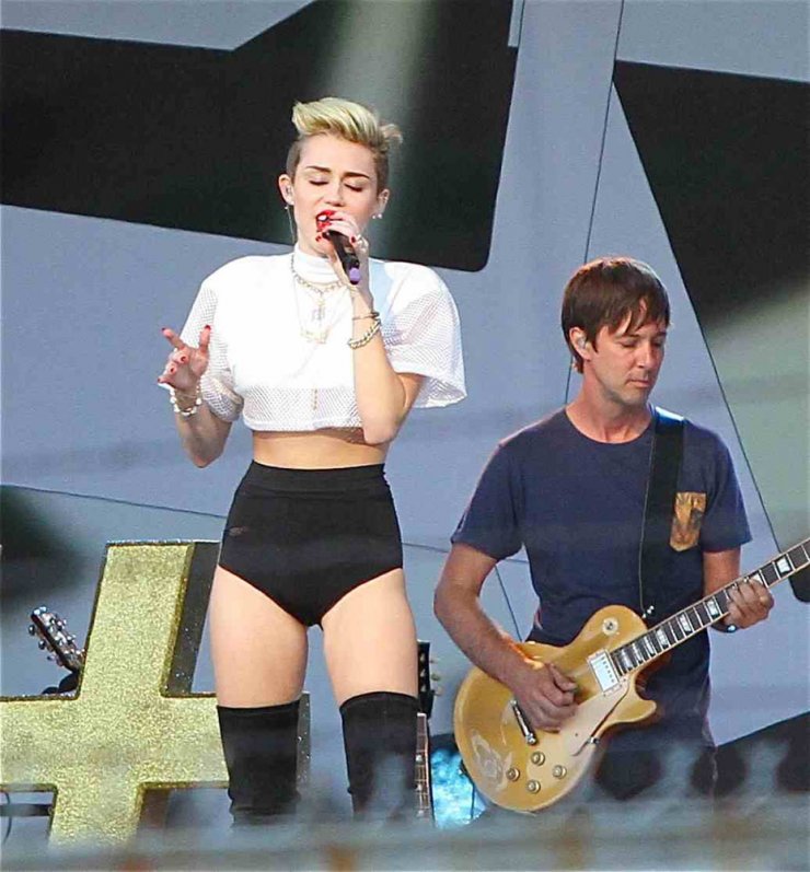 Η καυτή εμφάνιση της Miley Cyrus σε συναυλία!