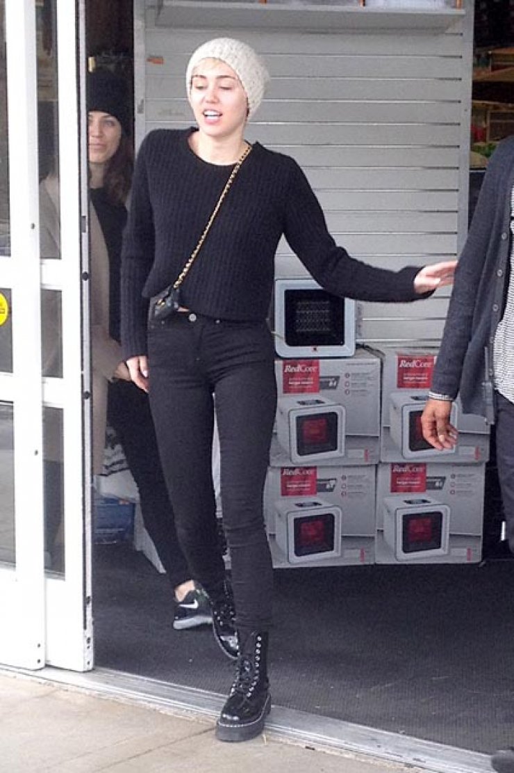 Η Miley Cyrus νοικοκυρεύεται [φωτογραφίες]