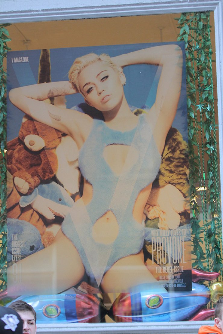 Το νέο προκλητικό εξώφυλλο της Miley Cyrus [εικόνες]