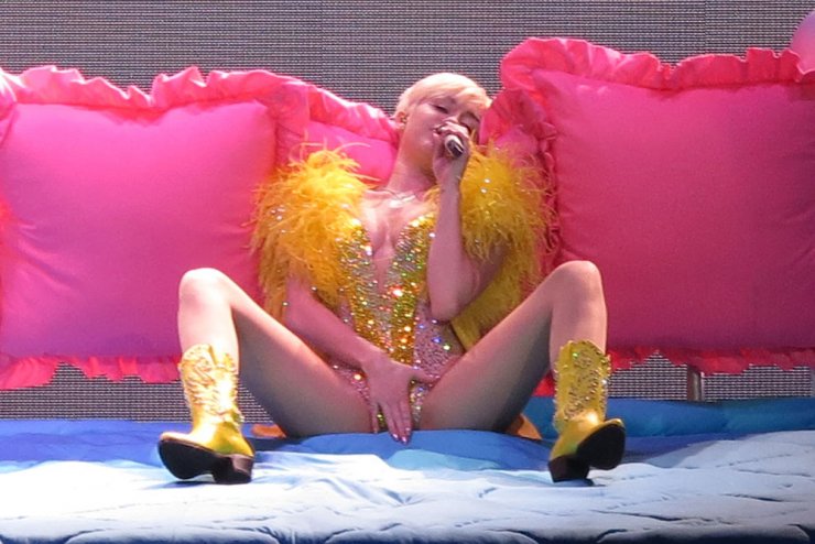 Προκαλεί και πάλι η Miley Cyrus [εικόνες]