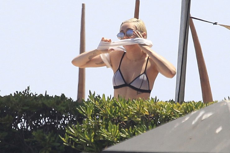 Οικογενειακές διακοπές για την Miley Cyrus στη Βαρκελώνη [εικόνες]