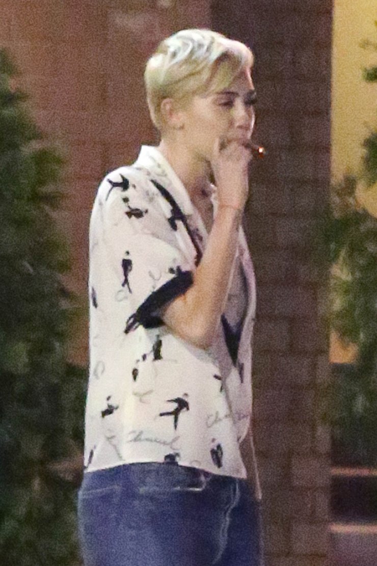 Η Miley Cyrus καπνίζει δημόσια και το δείχνει [εικόνες]