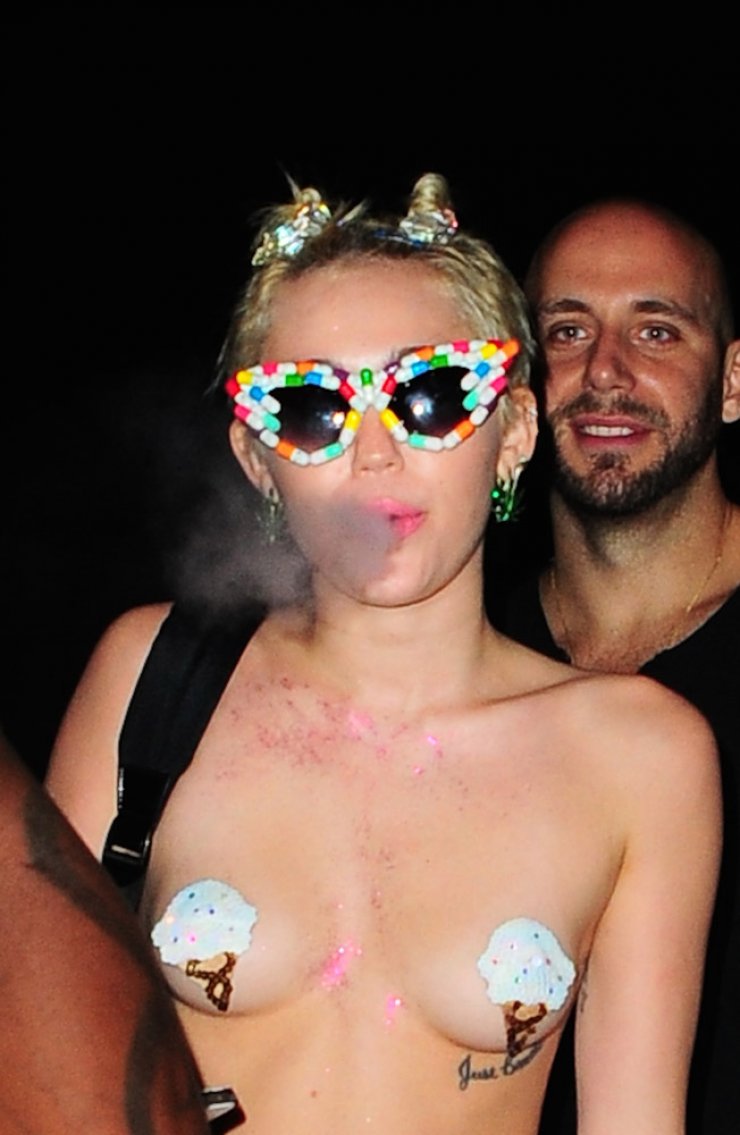 Η Miley Cyrus έχει ξεφύγει! Κυκλοφορεί γυμνή [εικόνες]