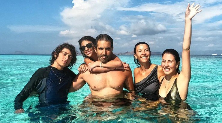 Μαρίνα Βερνίκου – Μίλτος Καμπουρίδης: Με τα παιδιά τους στην Ινδονησία [εικόνες]