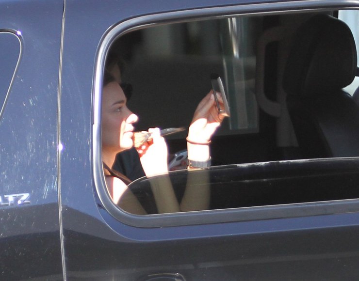 Διάσημο μοντέλο βάφεται μέσα στο αυτοκίνητο [φωτογραφίες]