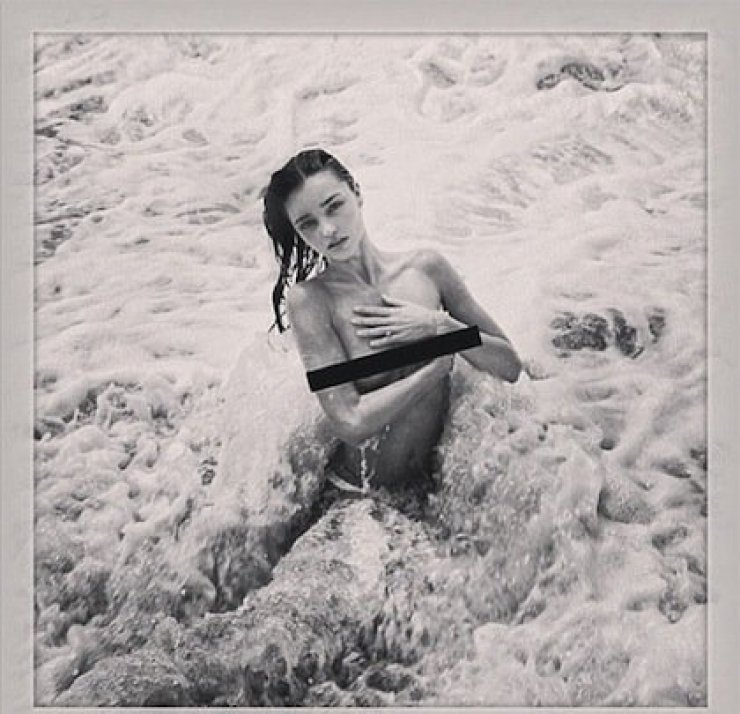 Η Miranda Kerr γυμνή στη θάλασσα