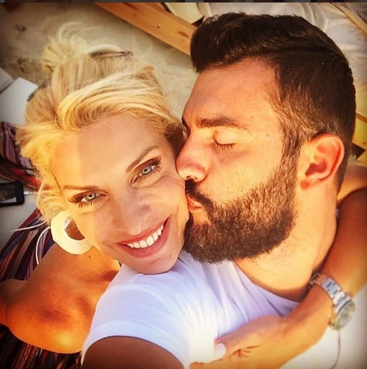 Τρελό γέλιο: Το περιστάτικο με τη μαμά και το αδερφό της Ελένης Μενεγάκη που έκανε όλους να ξεσπάσουν σε γέλια