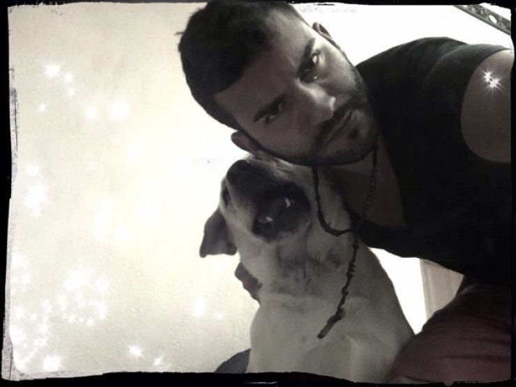 O αδερφός της Μενεγάκη ποζάρει με τον σκύλο της