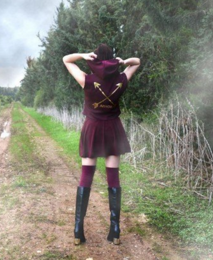 Κύπρια μοντέλο τρελαίνει τον ανδρικό πληθυσμό με το πλούσιο μπούστο της και ποζάρει με ζαρτιέρες!