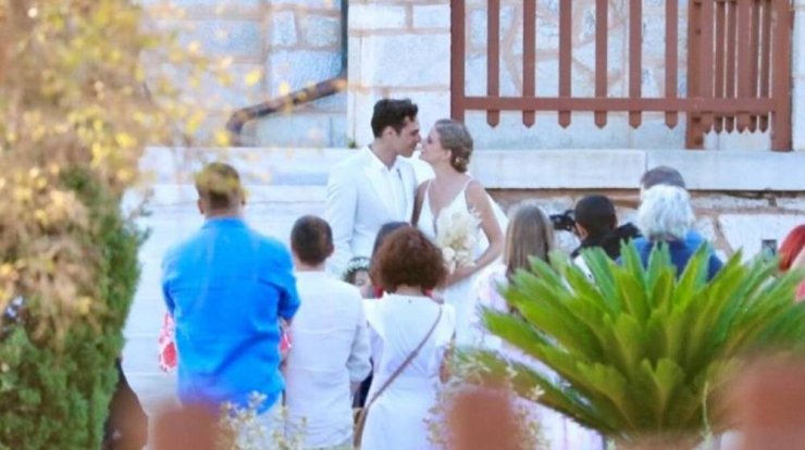 Δανάη Μιχαλάκη – Γιώργος Παπαγεωργίου: Το φωτογραφικό άλμπουμ του γάμου τους στη Σύρο!