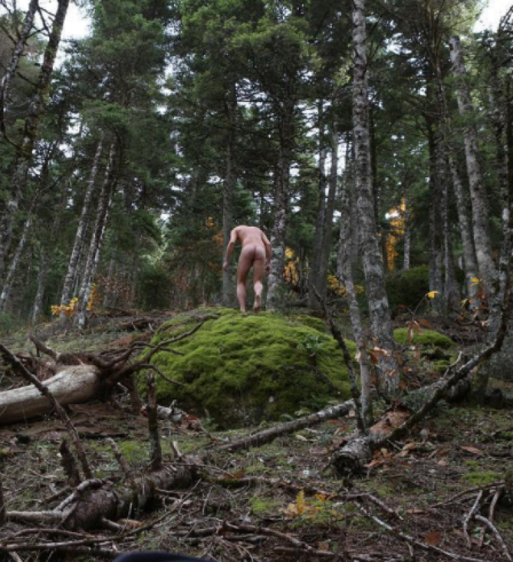 Δεν πιστεύαμε στα μάτια μας! Πρωταγωνιστής σε κυπριακή σειρά φωτογραφήθηκε εντελώς γυμνός μέσα στο δάσος!
