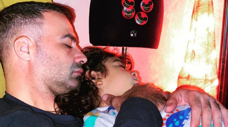 Mιχάλης Σοφοκλέους: Φτιάχνει χριστουγεννιάτικα μπισκοτάκια με τον γιο του [εικόνες]