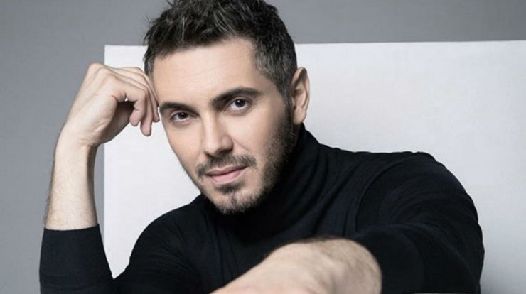 Μιχάλης Χατζηγιάννης: Τραγουδάει χριστουγεννιάτικα παρέα με την αδερφή του [βίντεο]