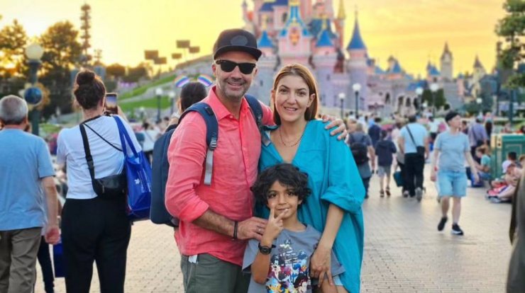 Μιχάλης Σοφοκλέους: Με τον γιο του και τη σύζυγό του στη Disneyland [εικόνες]