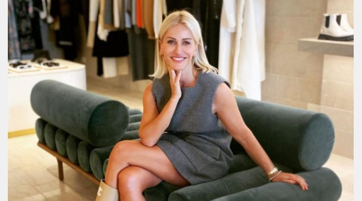 Έμιλυ Γιολίτη: Το παλτό σε εναλλακτικό χρώμα που ταιριάζει με όλα