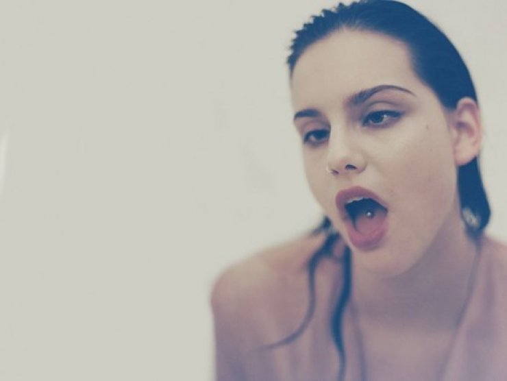 H Moffy κατάφερε να γίνει top model παρά τον στραβισμό της [εικόνες]