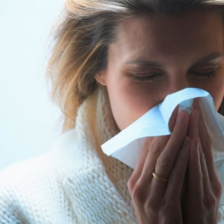 Η μοναξιά μπορεί να κάνει πιο έντονα τα συμπτώματα κρυολογήματος!