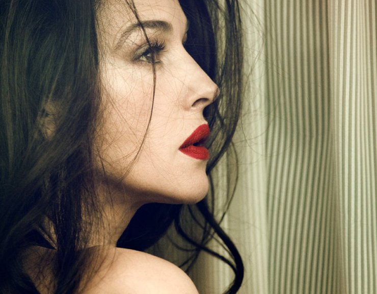 Monica Bellucci: Στα 52 της χρόνια ποζάρει γυμνή σε μια πισίνα και "κόβει την ανάσα"