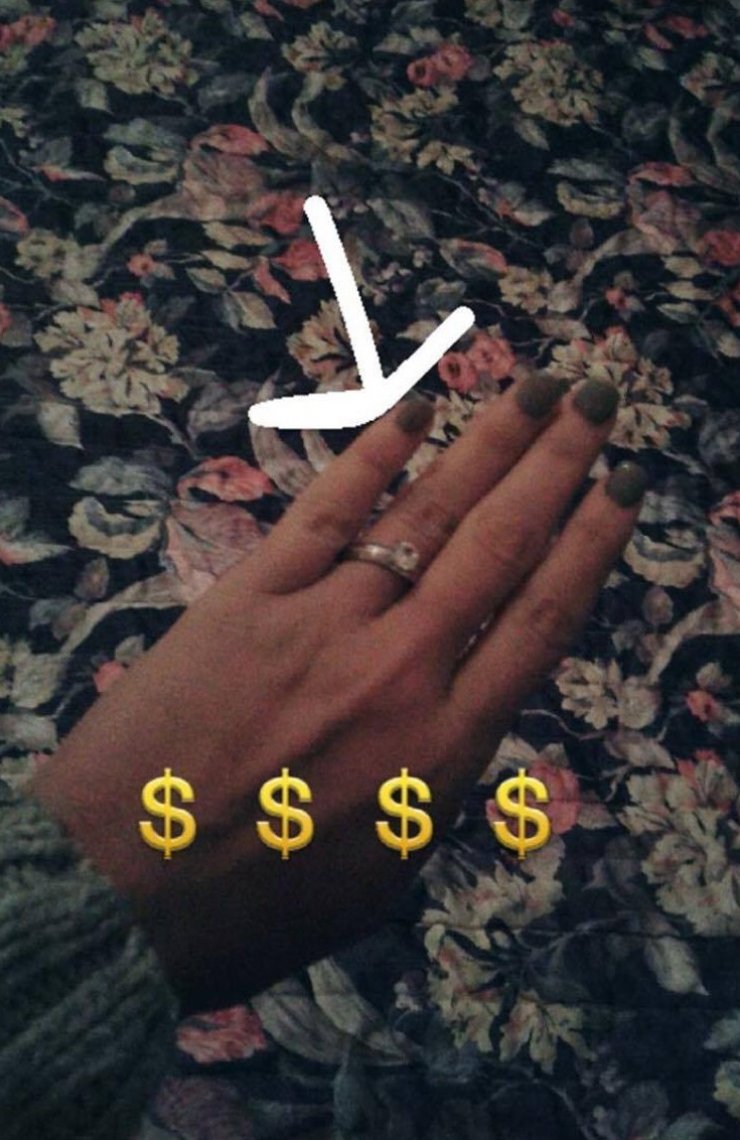 Επώνυμη Κύπρια μας δείχνει το μονόπετρό της!