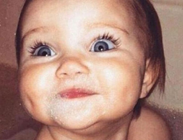 Ποια διάσημη είναι το κοριτσάκι στη φωτογραφία που έγινε viral στα social media;