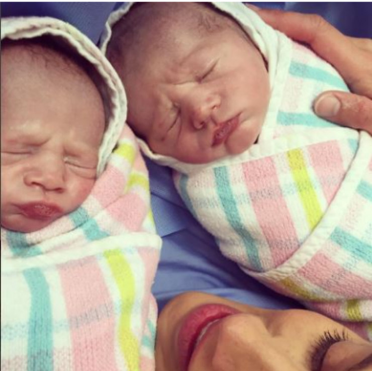 Ποια επώνυμη υποδέχθηκε τα δίδυμα μωράκια της;