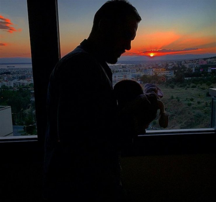 Η πρώτη φωτογραφία του νεογέννητου μωρού Έλληνα παρουσιαστή!