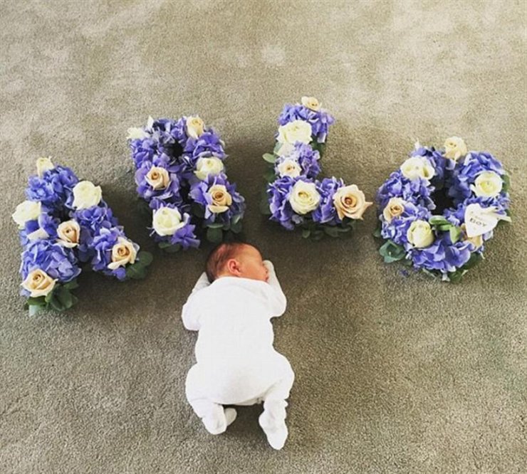 Δημοσίευσαν φωτογραφία του νεογέννητου μωρού τους και αποκάλυψαν το όνομά του