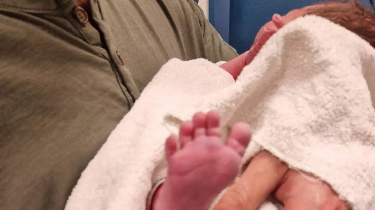 Ζευγάρι της ελληνικής showbiz στις πρώτες στιγμές στο μαιευτήριο με τη νεογέννητη κόρη τους [εικόνα]