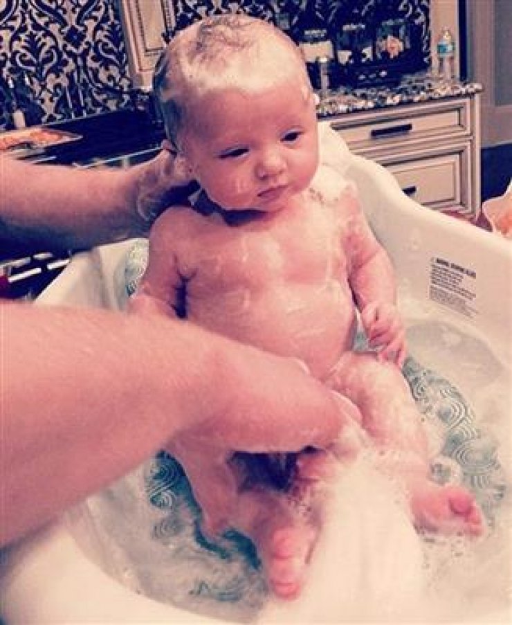 Η περήφανη μαμά απαθανατίζει την κορούλα της την ώρα που απολαμβάνει το μπάνιο της