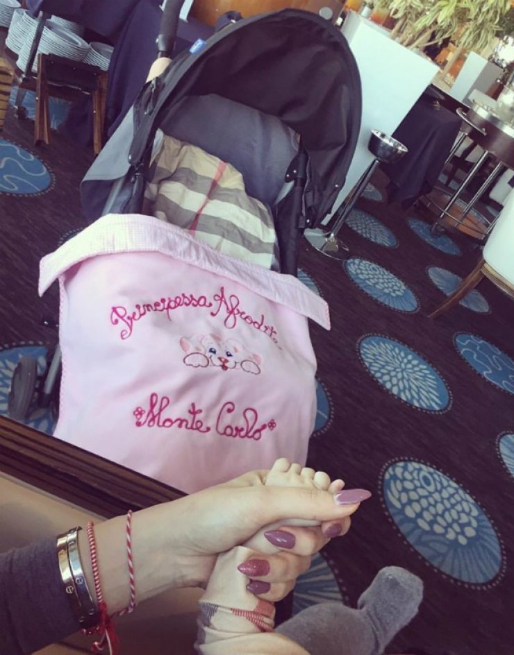 Ζευγάρι της ελληνικής showbiz ετοιμάζεται για γάμο το καλοκαίρι μετά τον ερχομό της κόρης τους!