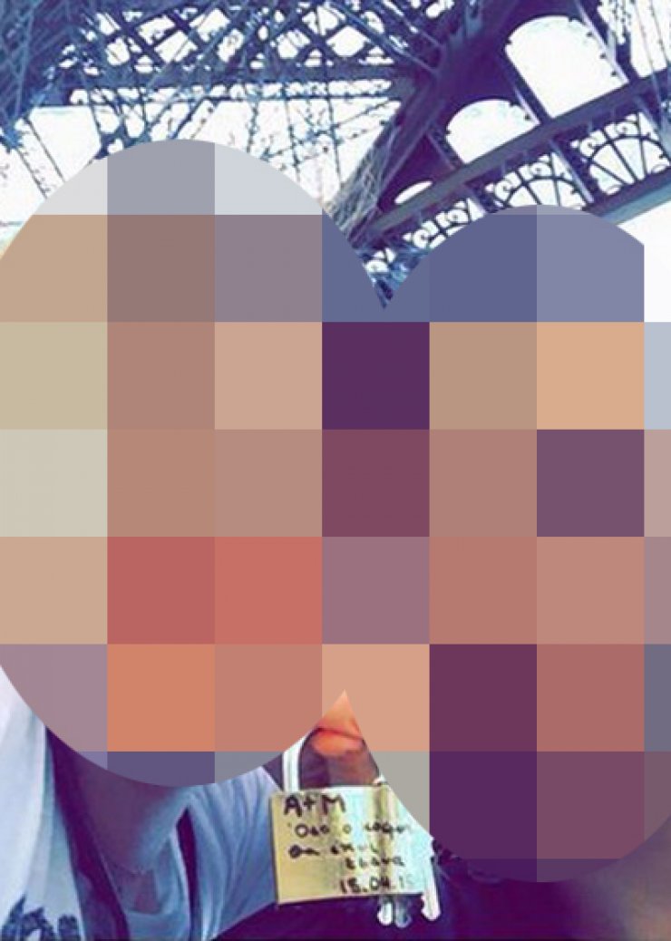 Επώνυμη Κύπρια απολαμβάνει το ταξίδι της στο Παρίσι μαζί με το σύντροφό της