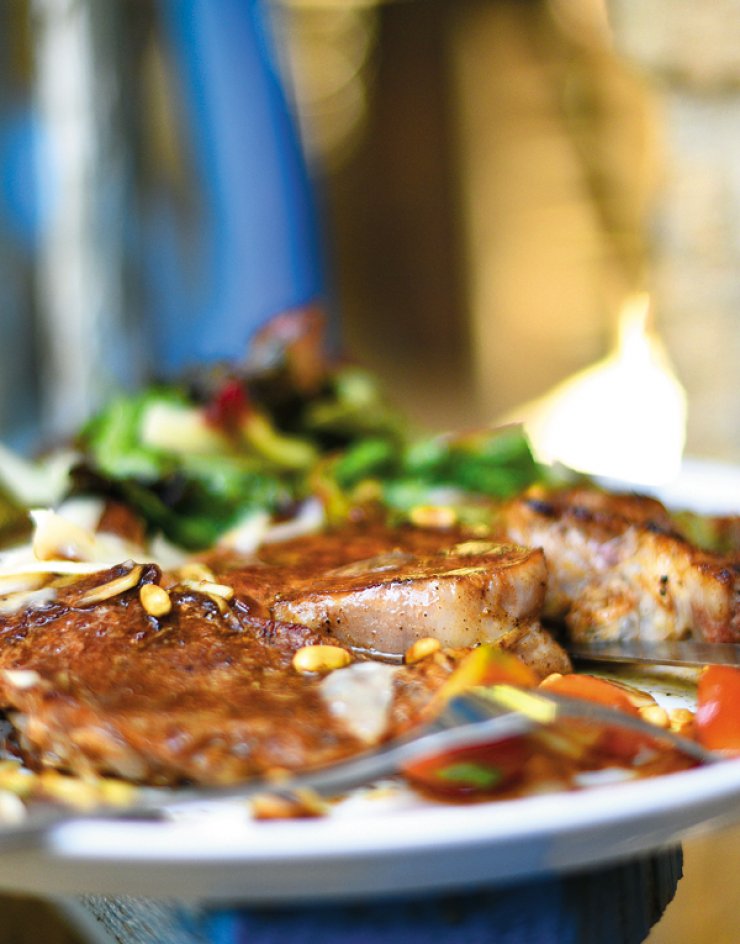 Μοσχαρίσια κόντρα γάλακτος μαριναρισμένη με καπνιστή πάπρικα σερβιρισμένη σε σαλάτα