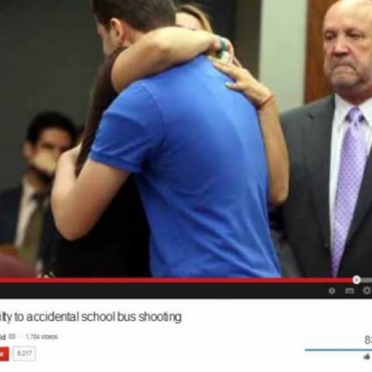 Μητέρα αγκαλιάζει το δολοφόνο της κόρης της