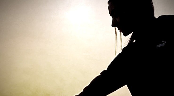 Κύπρια ηθοποιός εξομολογείται: “Ο φερόμενος ως πατέρας μου, μας εγκατέλειψε σε μικρή ηλικία” [βίντεο]