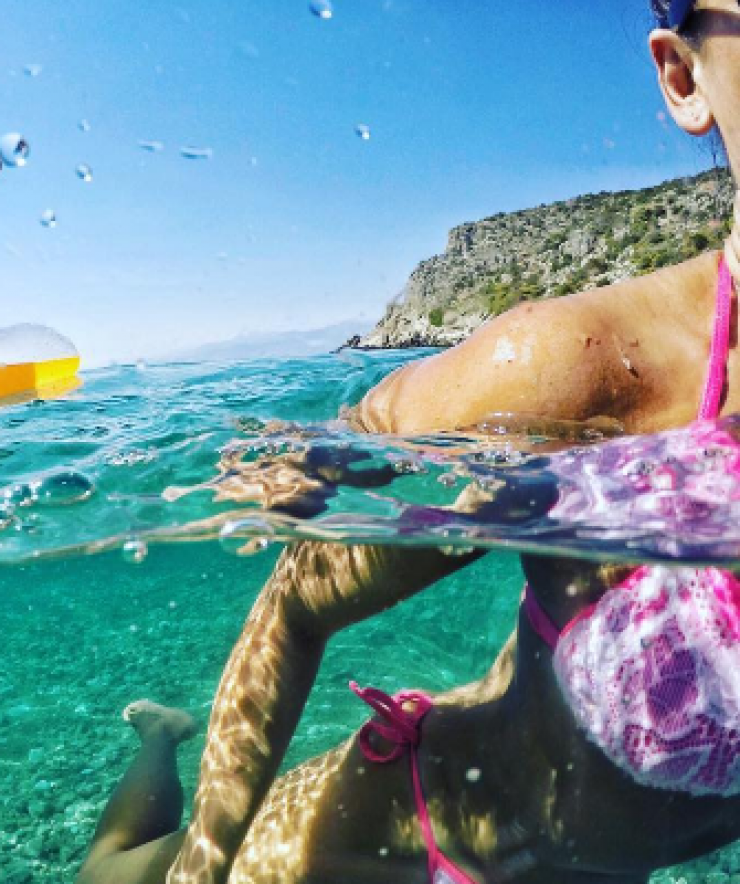 Ελληνίδα παρουσιάστρια κολάζει το instagram με το ροζ μπικίνι της!