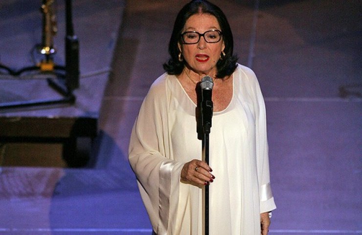 Η Μούσχουρη με επιστολή της παίρνει θέση για τον Ρουβά και το "Άξιον Εστί" του Μίκη!