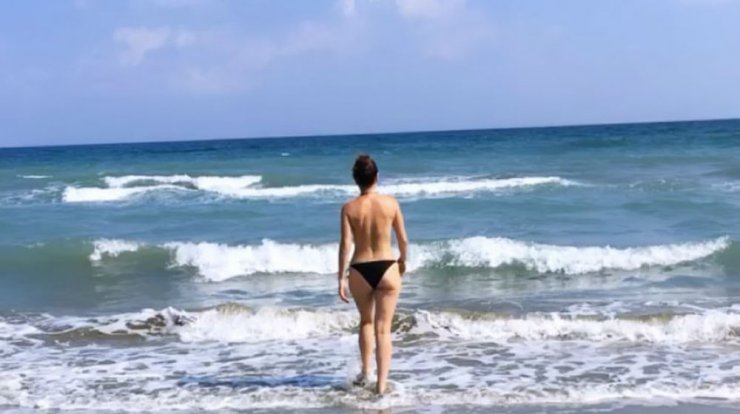 Επώνυμη Κύπρια έκανε topless βουτιά στην παραλία και μας το έδειξε! [βίντεο]