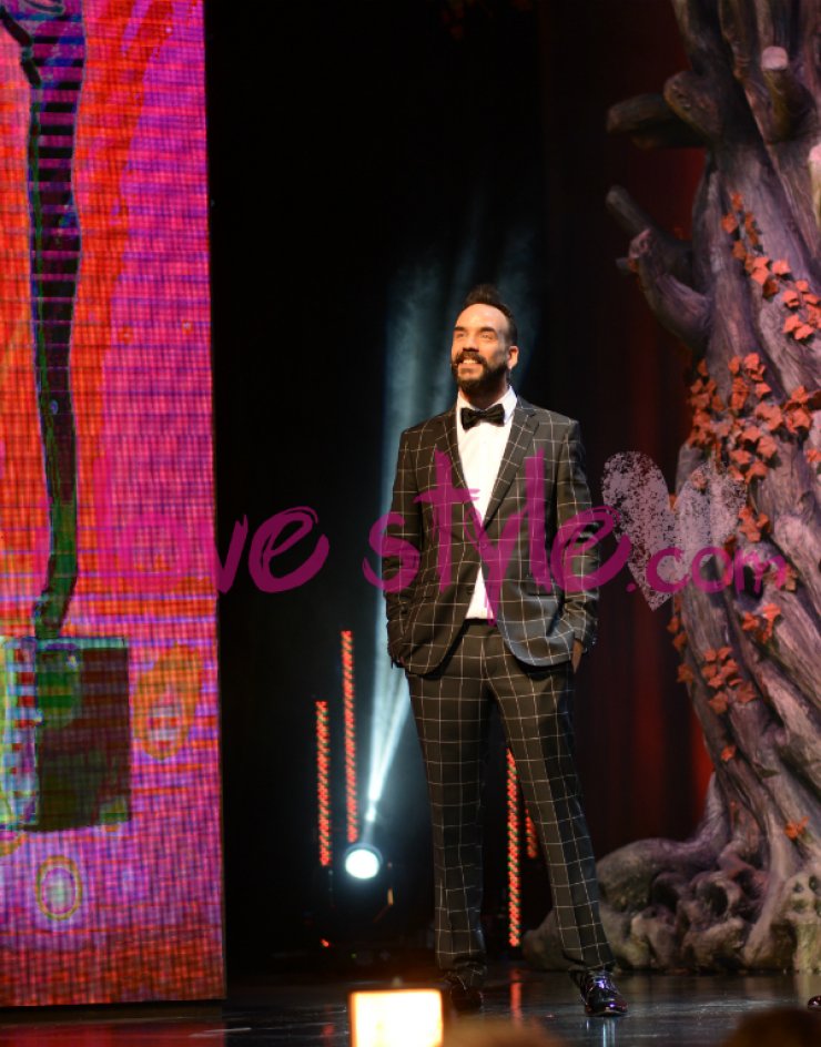 Ο Πάνος Μουζουράκης τρολάρει τον Σάκη Ρουβά στη σκηνή των "Madame Figaro Γυναίκες της χρονιάς 2016"