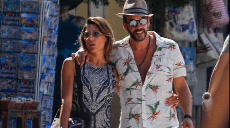 Πάνος Μουζουράκης: Η απολαυστική φάρσα στη μητέρα του με συνεργό τη σύντροφό του [βίντεο]