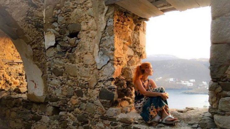 Κύπρια ηθοποιός έφαγε σκουλήκια και το απόλαυσε [βίντεο]