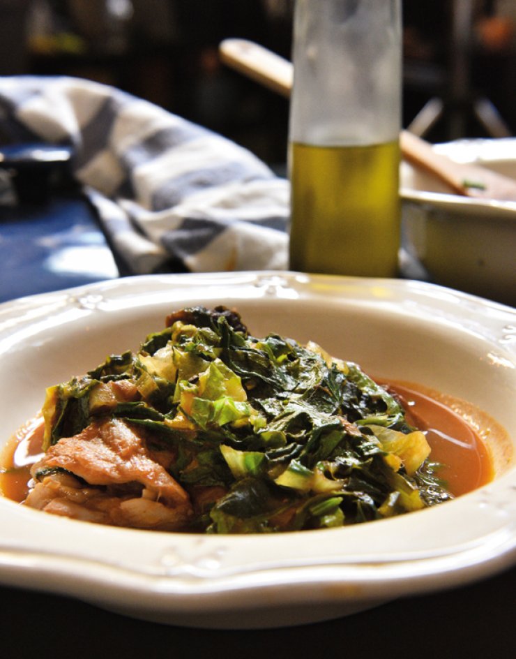 Μπακαλιάρος Κοκκινιστός στη γάστρα με χόρτα και δαμάσκηνα