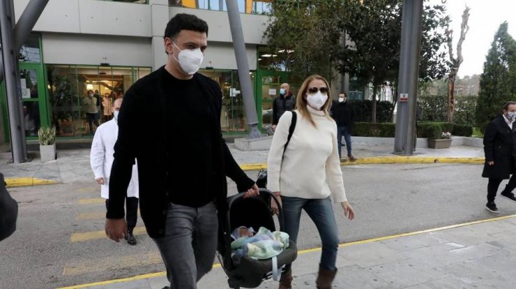 Με τρεμάμενη φωνή η Τζένη Μπαλατσινού έξω από το μαιευτήριο παίρνοντας εξιτήριο 18 ημέρες μετά τον τοκετό