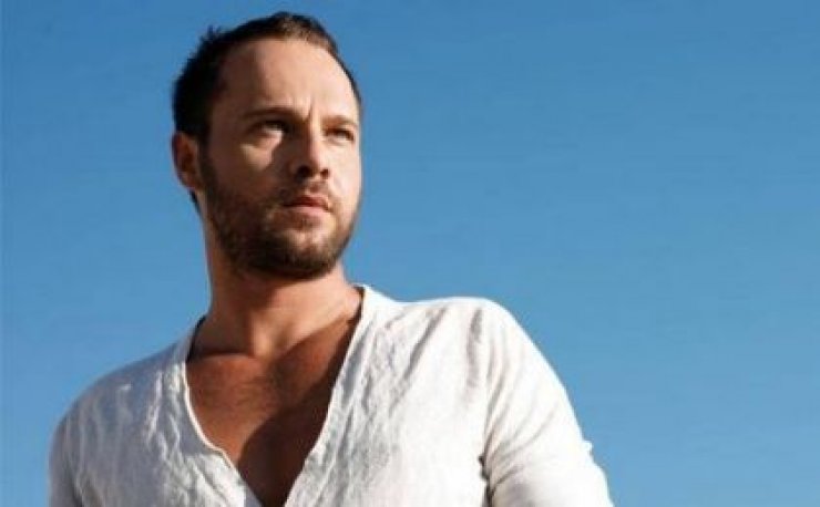 Ο Μέμος Μπεγνής συμπρωταγωνιστής του Robert De Niro και της Eva Mendes