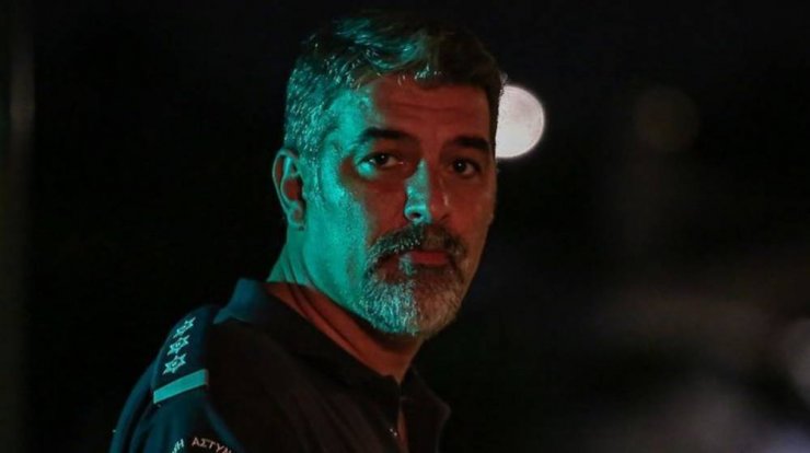 Βασίλης Μπισμπίκης: Η εικόνα στο κουρείο που κάνει αποτρίχωση με κερί σε αυτιά και μύτη