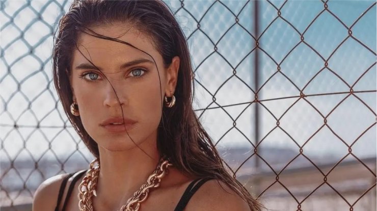 Χριστίνα Μπόμπα: Ανήρτησε εικόνα καθώς θηλάζει παράλληλα τις δίδυμες κορούλες της