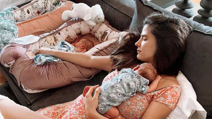 Χριστίνα Μπόμπα: Απαθανατίζει τις δίδυμες κόρες της ντυμένες ασορτί! [βίντεο]