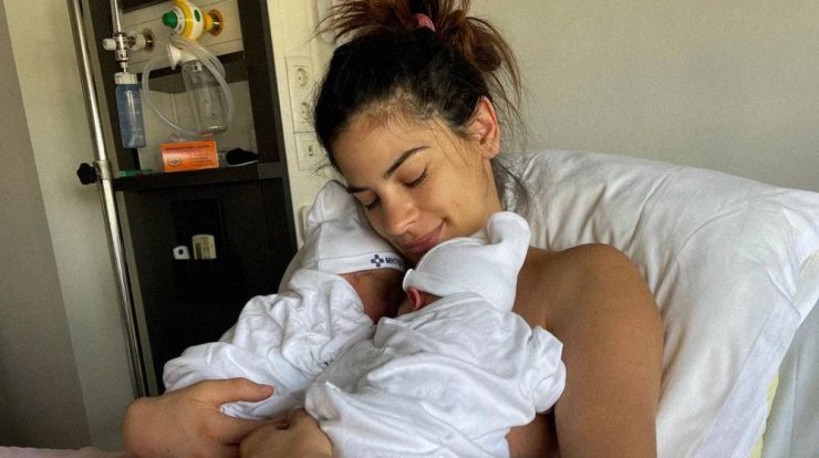 Χριστίνα Μπόμπα: Η πρώτη εικόνα στο σπίτι με τις δίδυμες κόρες της! 