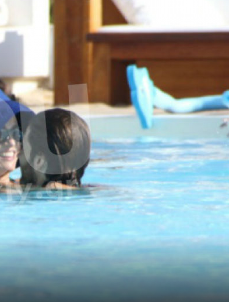 Οι τρυφερές στιγμές επώνυμης Ελληνίδας στην πισίνα με το σύντροφό της!