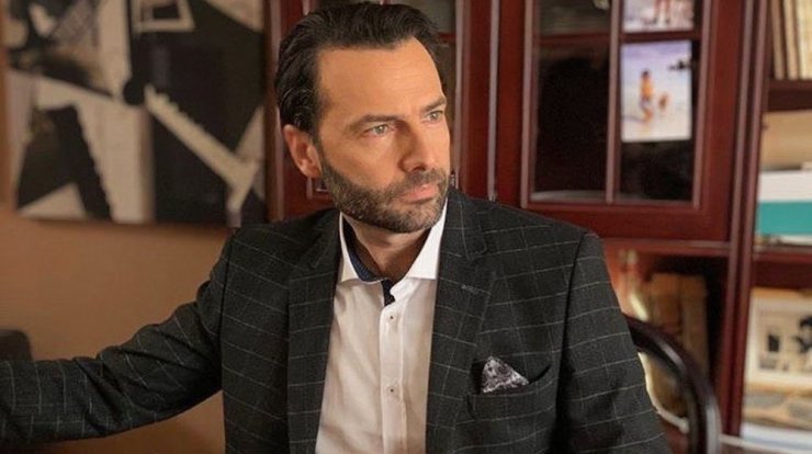 Παναγιώτης Μπουγιούρης: Άλλαξε (ξανά) look και είναι αγνώριστος! [εικόνα]