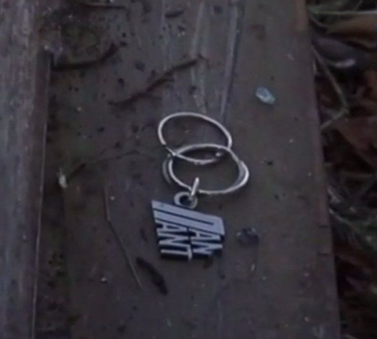 Η συγκλονιστική εικόνα με το σπασμένο μπρελόκ του Παντελίδη από τα συντρίμμια του τροχαίου